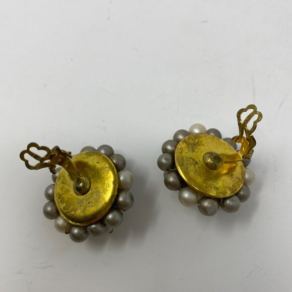 vintage unbranded round opalescent faux pearl cluster clip on earrings - Picture 4 of 6